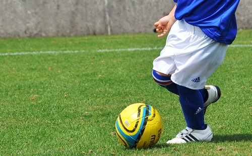 ドリブルするサッカー少年